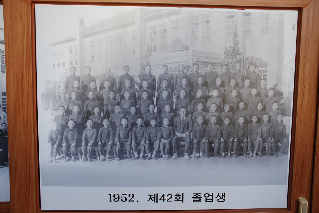 1952밀양초졸업.jpg